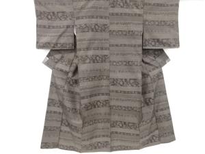 横段に花唐草模様織り出し十日町紬着物